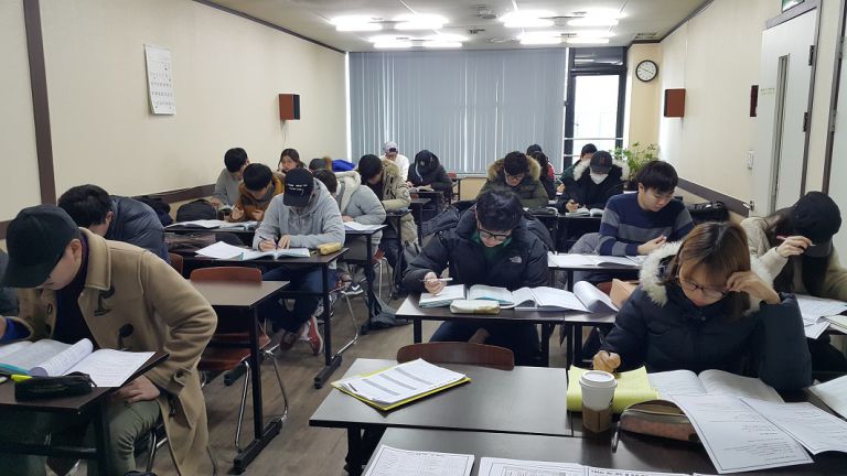 수업에 집중하는 수강생들